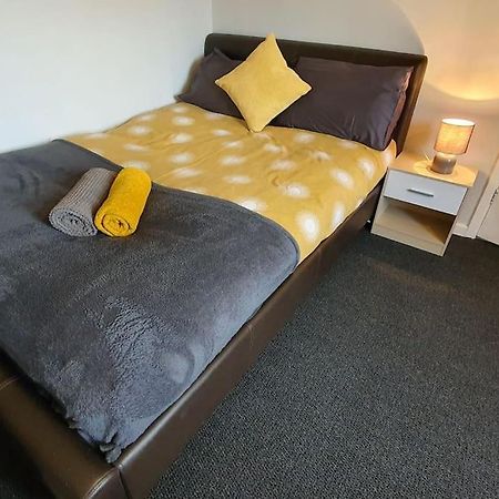 Contractors-City Centre-Parking-Sleeps 9 -Smart Tv, 2 Bathrooms! コヴェントリー エクステリア 写真