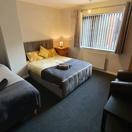 Contractors-City Centre-Parking-Sleeps 9 -Smart Tv, 2 Bathrooms! コヴェントリー エクステリア 写真