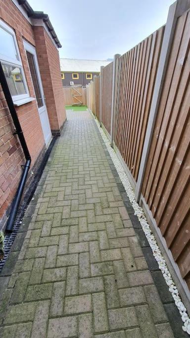 Contractors-City Centre-Parking-Sleeps 9 -Smart Tv, 2 Bathrooms! コヴェントリー エクステリア 写真