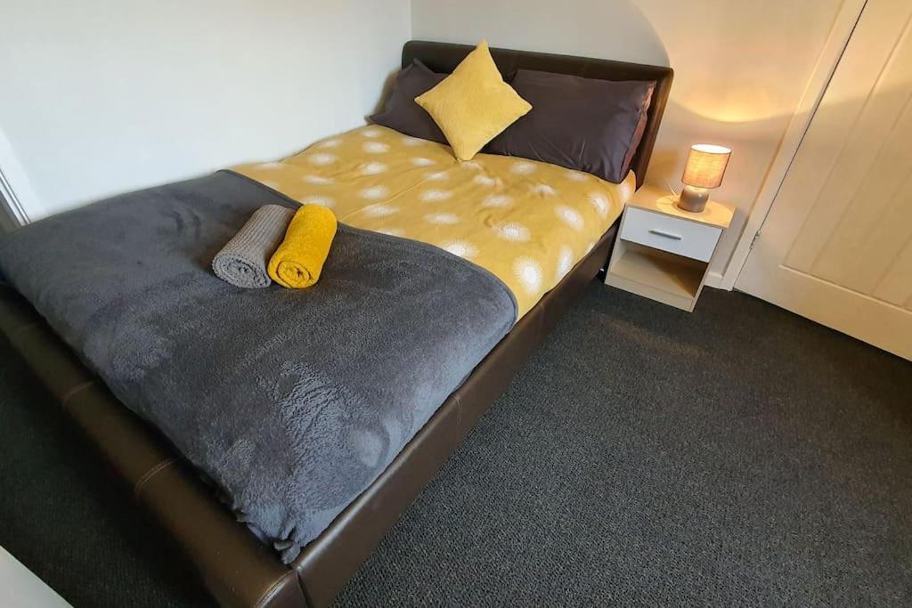 Contractors-City Centre-Parking-Sleeps 9 -Smart Tv, 2 Bathrooms! コヴェントリー エクステリア 写真
