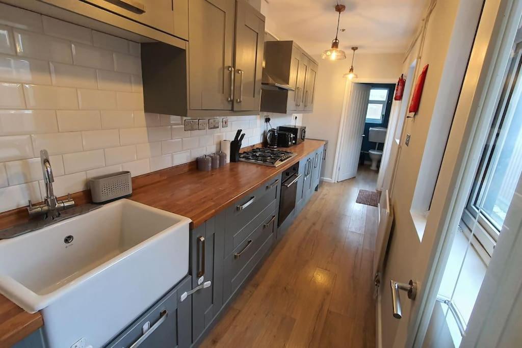 Contractors-City Centre-Parking-Sleeps 9 -Smart Tv, 2 Bathrooms! コヴェントリー エクステリア 写真