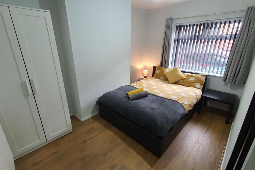 Contractors-City Centre-Parking-Sleeps 9 -Smart Tv, 2 Bathrooms! コヴェントリー エクステリア 写真